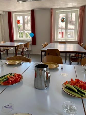 Tagesschule, gedeckter Tisch