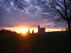Gemeindehaus mit Sonnenuntergang